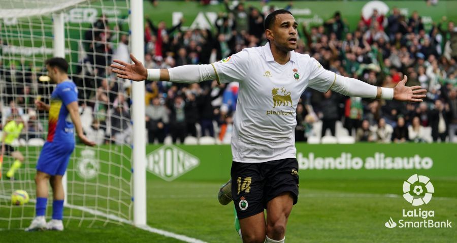 Mboula celebra uno de sus goles en el Racing-Andorra.