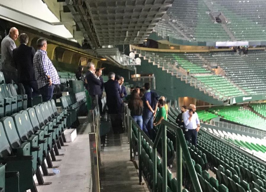 Charla de algunos aficionados con Ángel Haro.