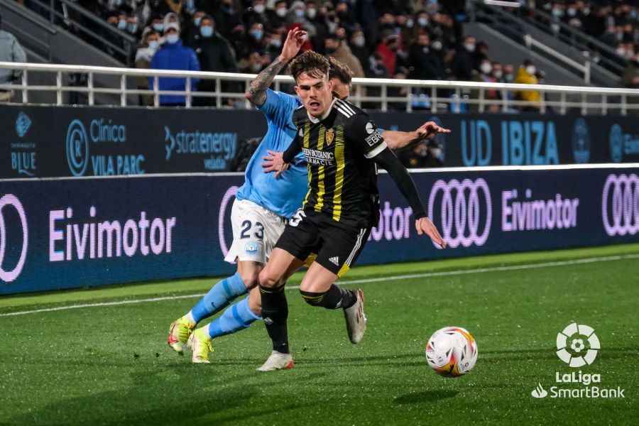  Chavarría intenta zafarse de la presión rival.