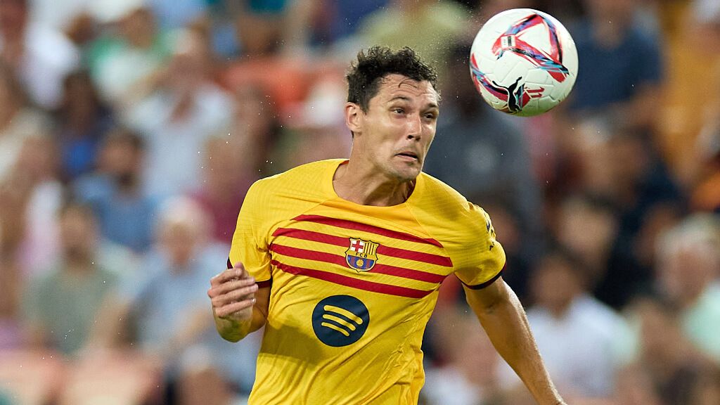  Christensen rematando de cabeza durante el partido de LaLiga contra el Valencia CF (Fuente: Cordon Press)