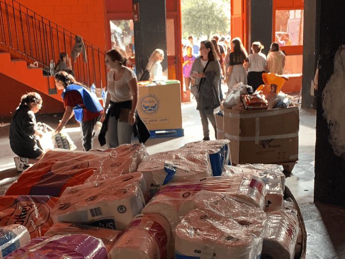  Colas de gente en Mestalla para entregar ropa y alimentos