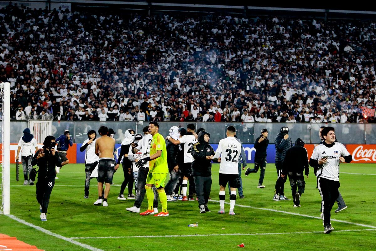  Los ultras de Colo Colo invaden el Monumental ante Fortaleza.