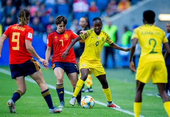 Corredera pelea un balón con Mthandi.