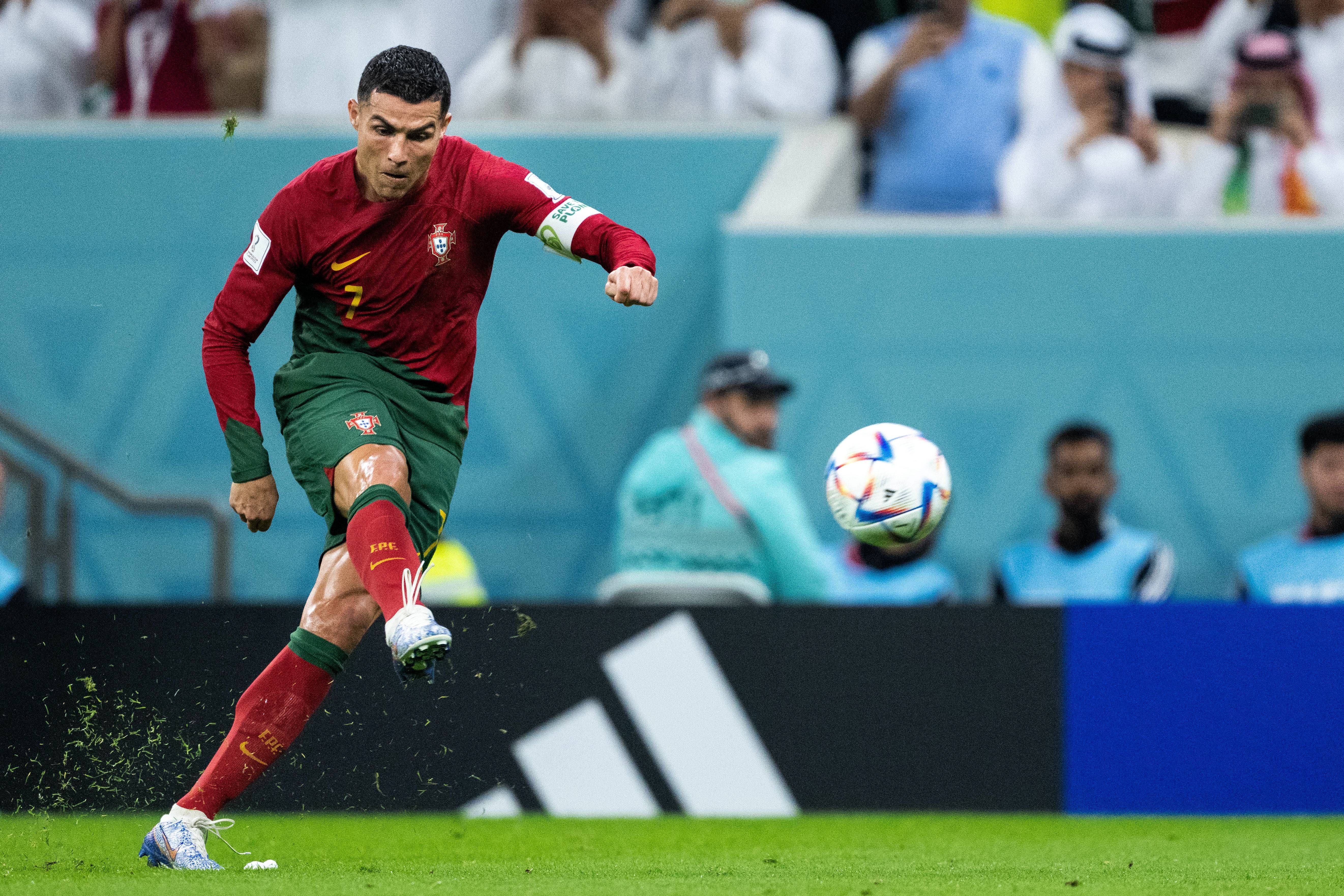 Cristiano Ronaldo golpea el balón durante el Portugal-Uruguay del Mundial.