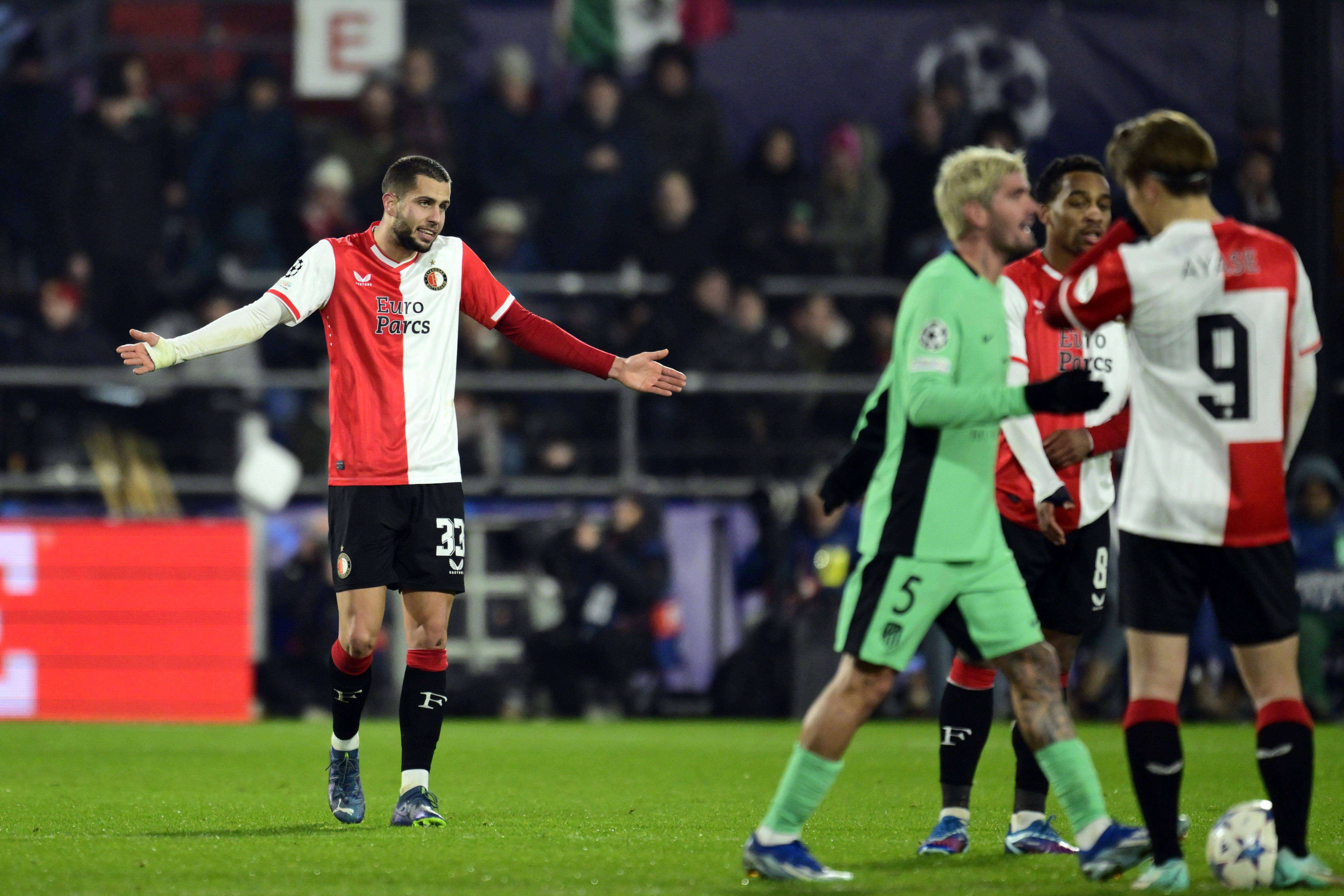 David Hancko reclama una acción durante el Feyenoord-Atlético.