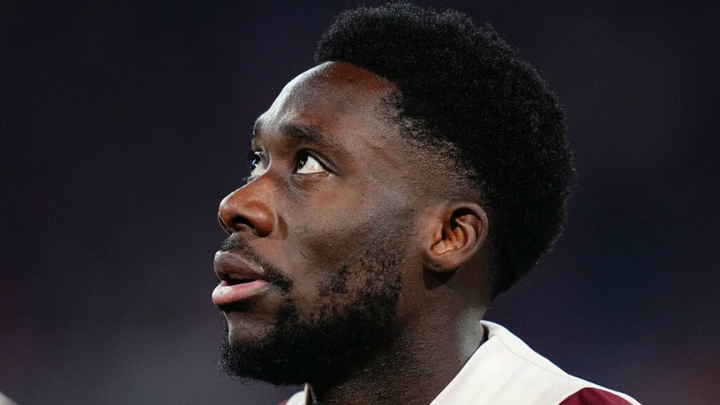  Alphonso Davies en un partido con el Bayern de Múnich.