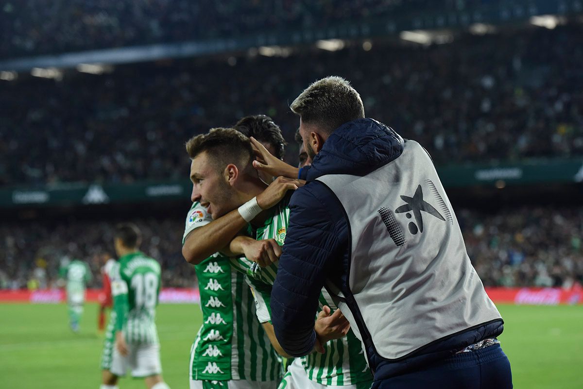  Loren Morón celebra su gol en el Betis-Sevilla (Kiko Hurtado).