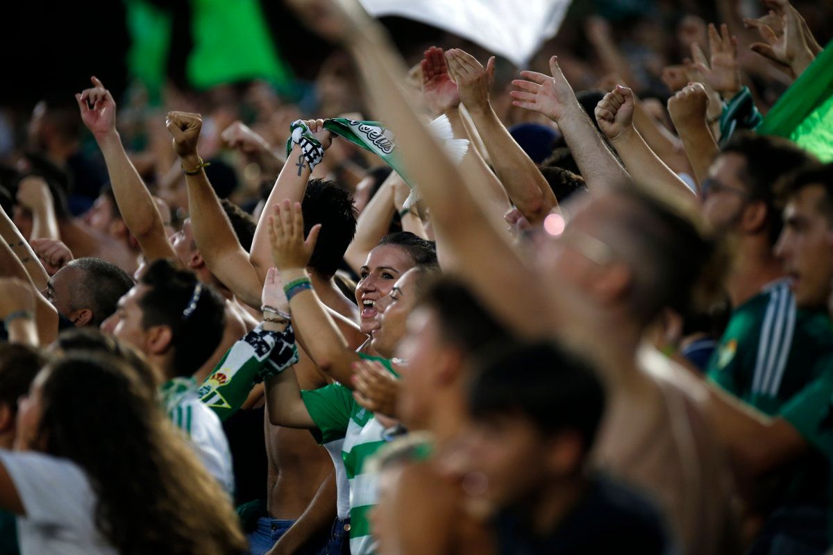  La afición del Betis, durante el derbi.