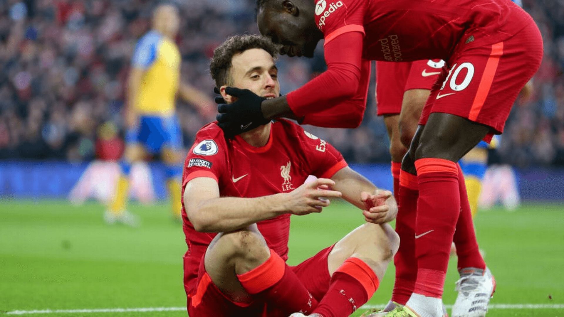 Diogo Jota celebra un gol simulando jugar a un videojuego.