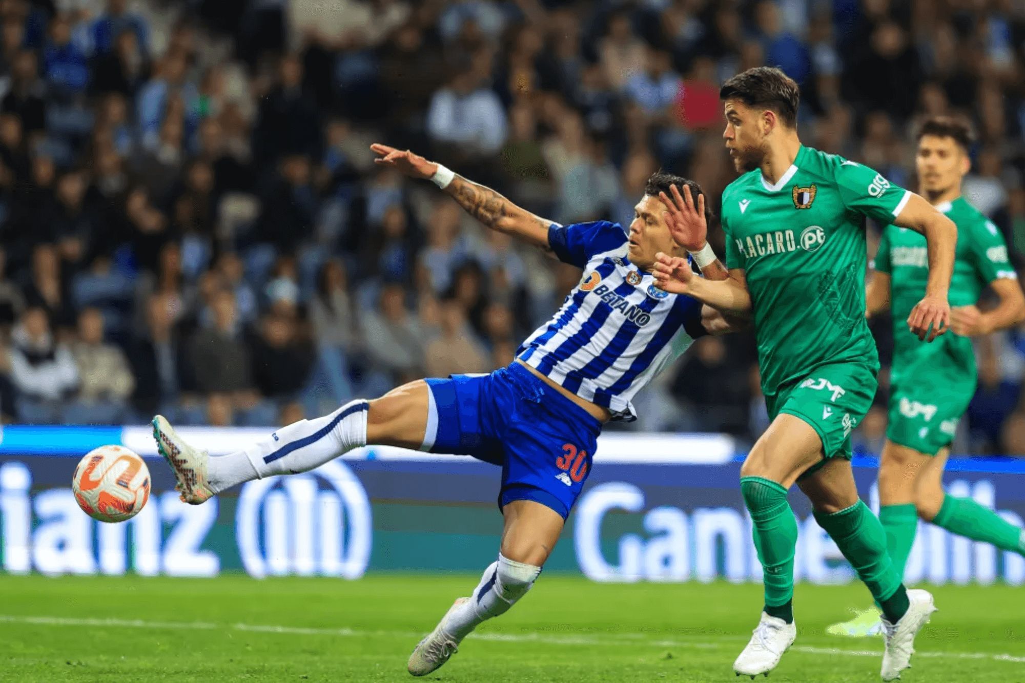 Enea Mihaj ante el Oporto (Foto: Ivan del Val/Global Imagens).