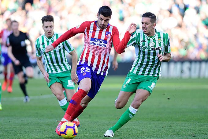  Morata se marcha con el balón ante Feddal.