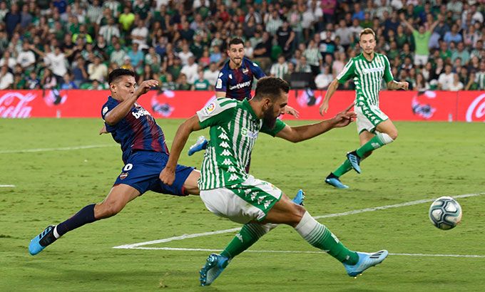 Borja Iglesias dispara a portería (foto: Kiko Hurtado).