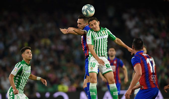  Guardado cabecea ante la presión de Escalante..