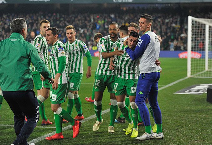  Sergio León, arropado por sus compañeros.