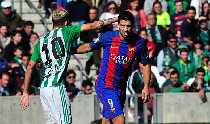 Dani Ceballos saluda a Luis Suárez.