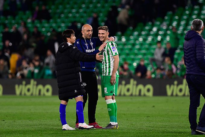 Abelardo, con Joaquín e Inui tras el Betis-Alavés.