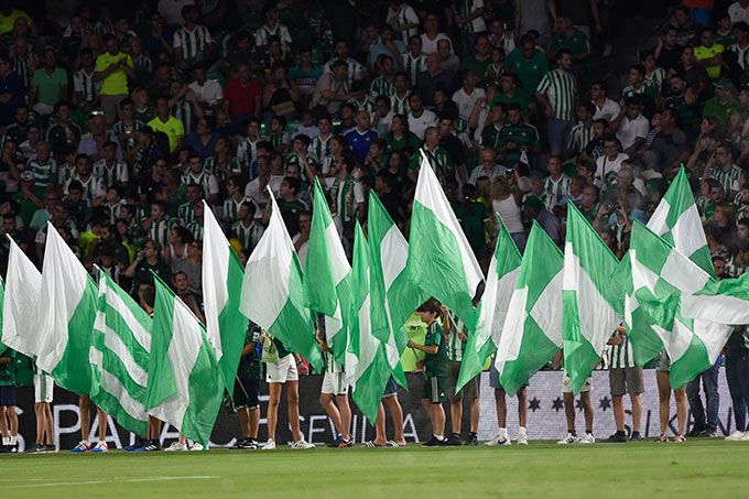  Afición del Betis en el arranque de un partido en el Villamarín..