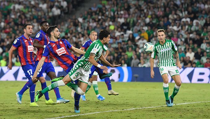  Bartra intenta un remate durante el partido entre el Betis y el Éibar.
