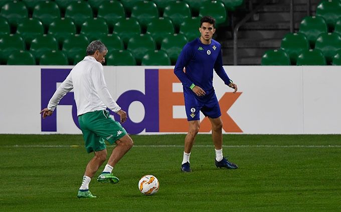 Quique Setién y Marc Bartra, en la previa del partido ante el Milan.