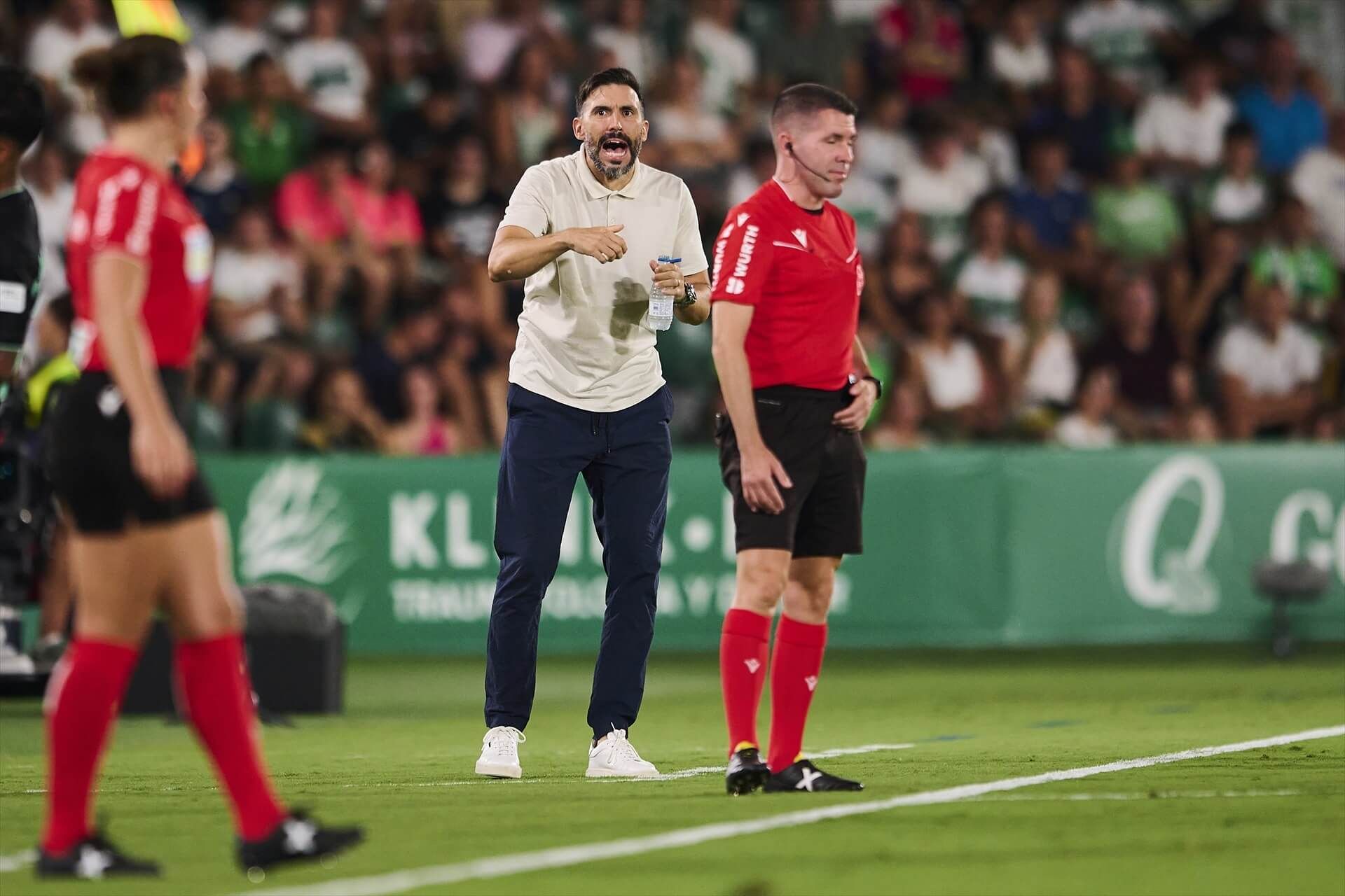  Eder Sarabia da instrucciones durante el Elche-Betis.