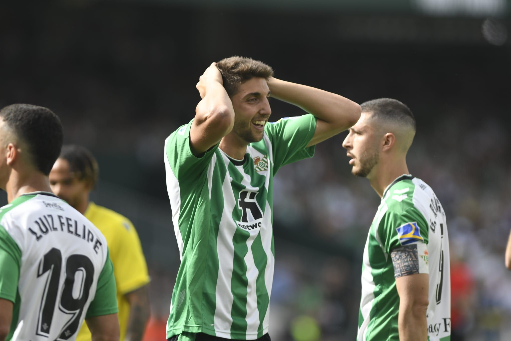  Edgar se lamenta de una decisión arbitral