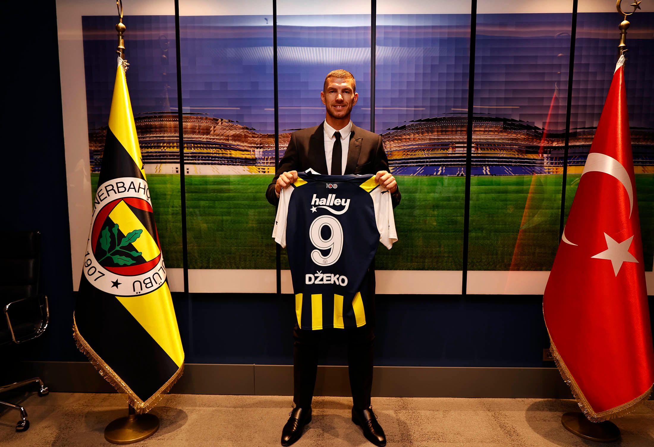  Edin Dzeko, presentado con el Fenerbahce.