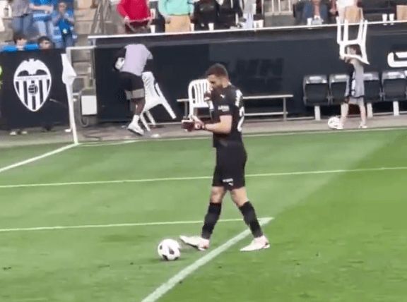  El beso al escudo de Giorgi Mamardashvili.