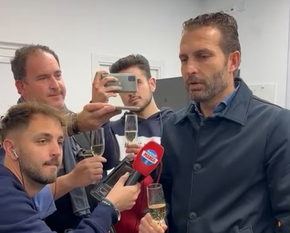 El brindis con Baraja con la prensa.