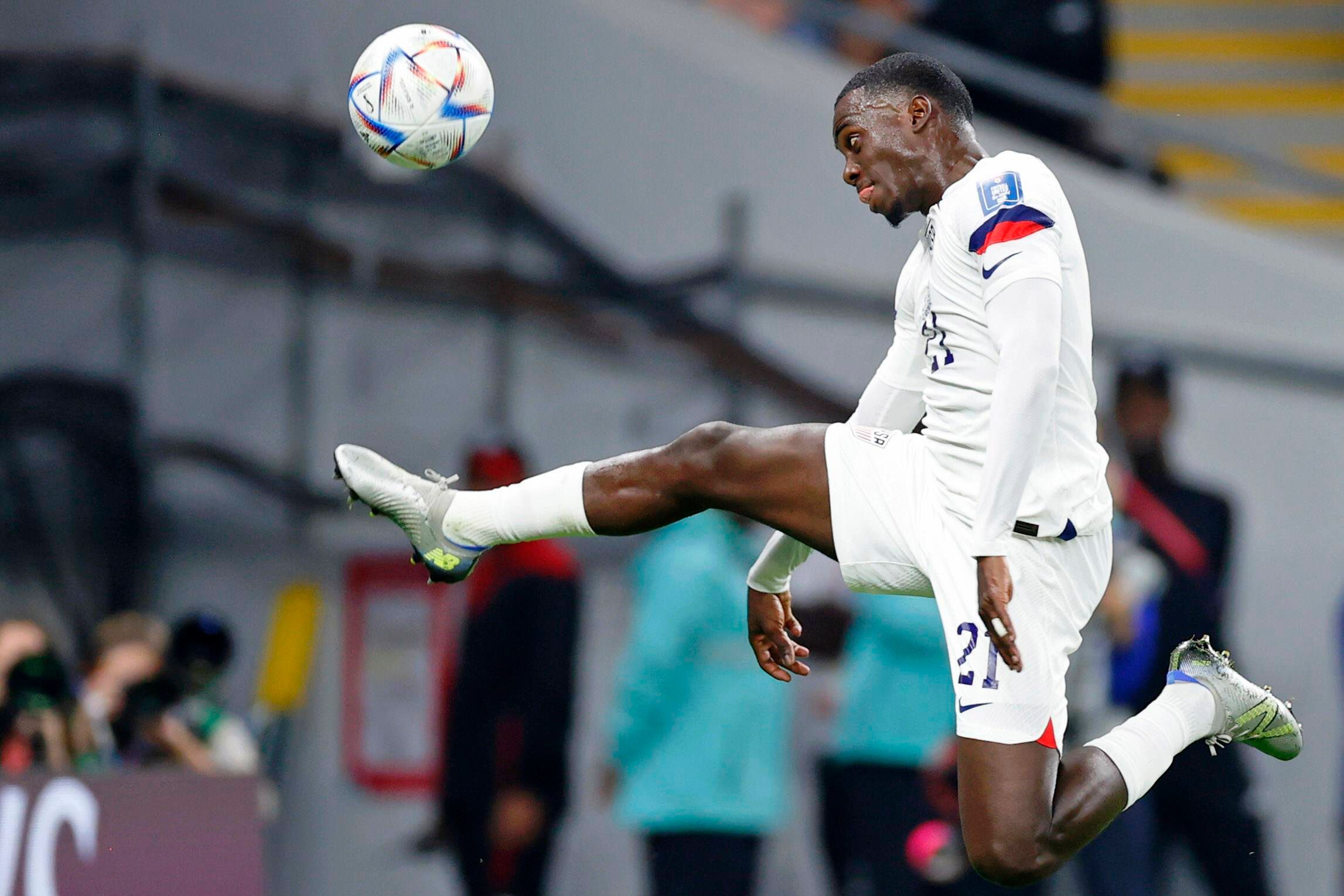  El control de Timothy Weah en el Gales-Estados Unidos de Qatar 2022.