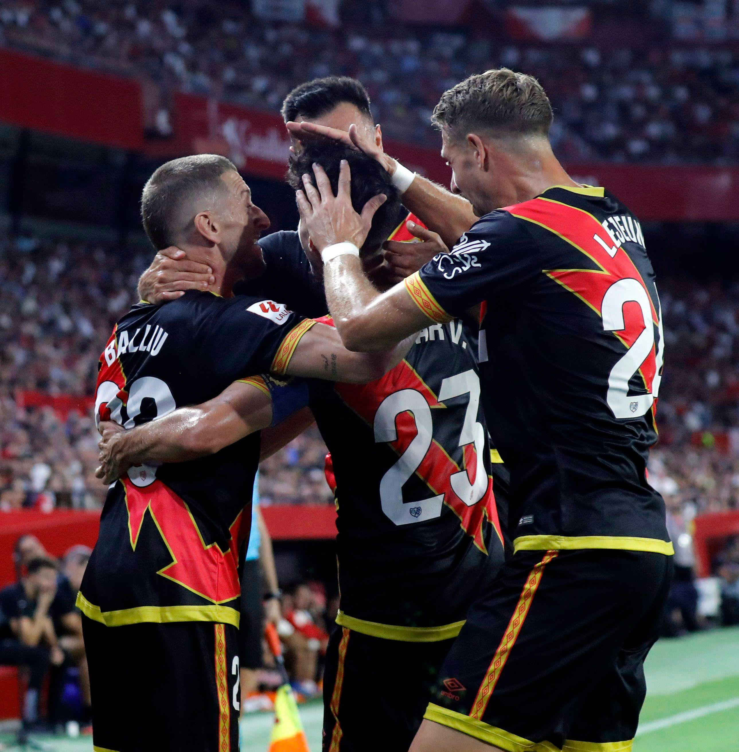  El Rayo Vallecano celebrando un gol contra el Sevilla.