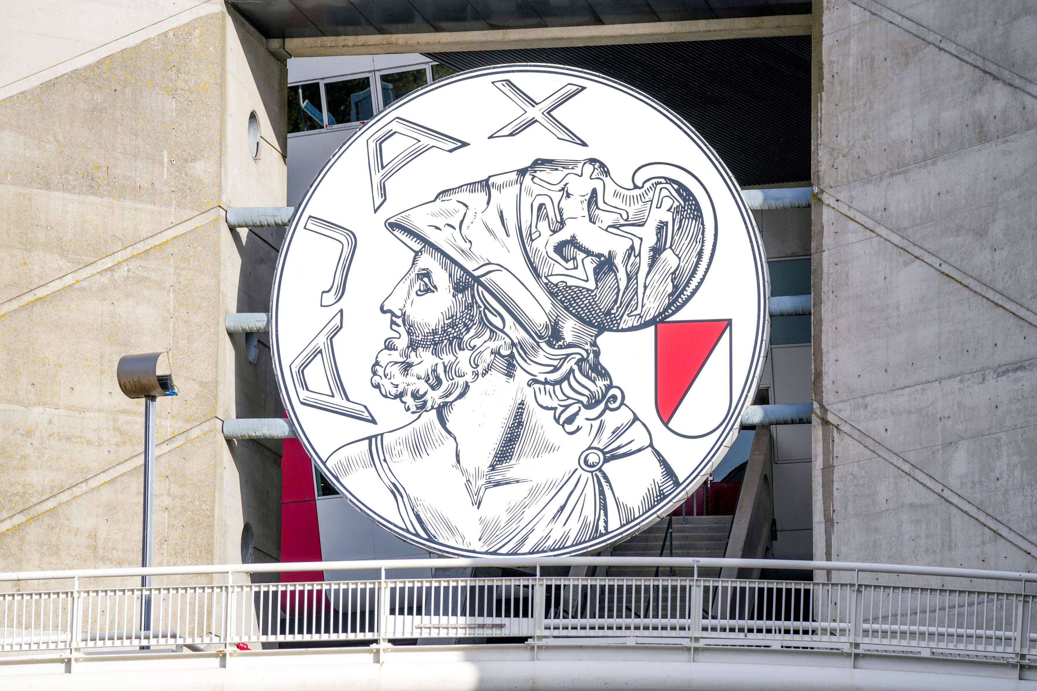  El viejo escudo ya luce en la fachada del Ámsterdam Arena.