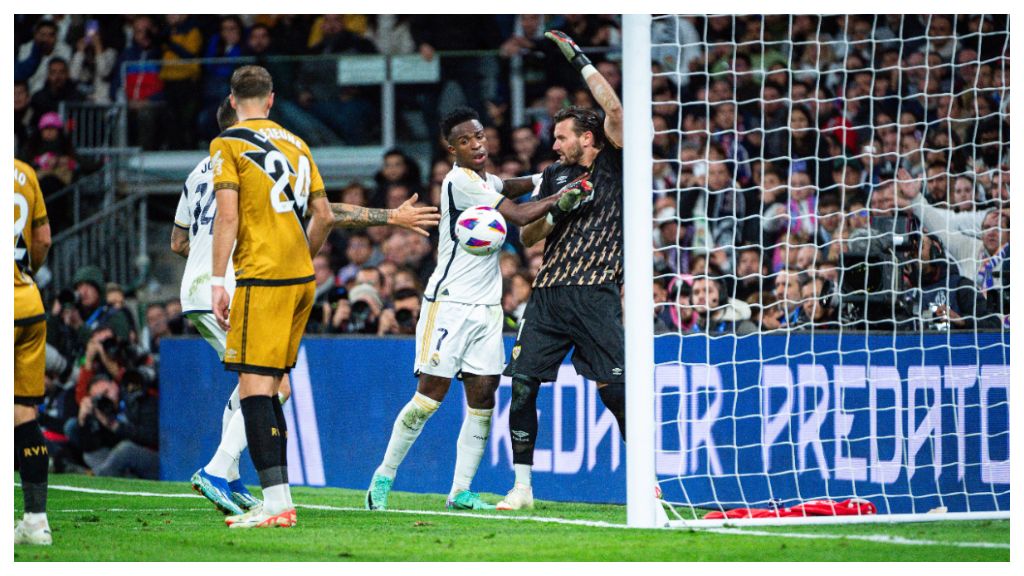 Otra toma del encontronazo entre Vinicius Jr y Dimitrievski.