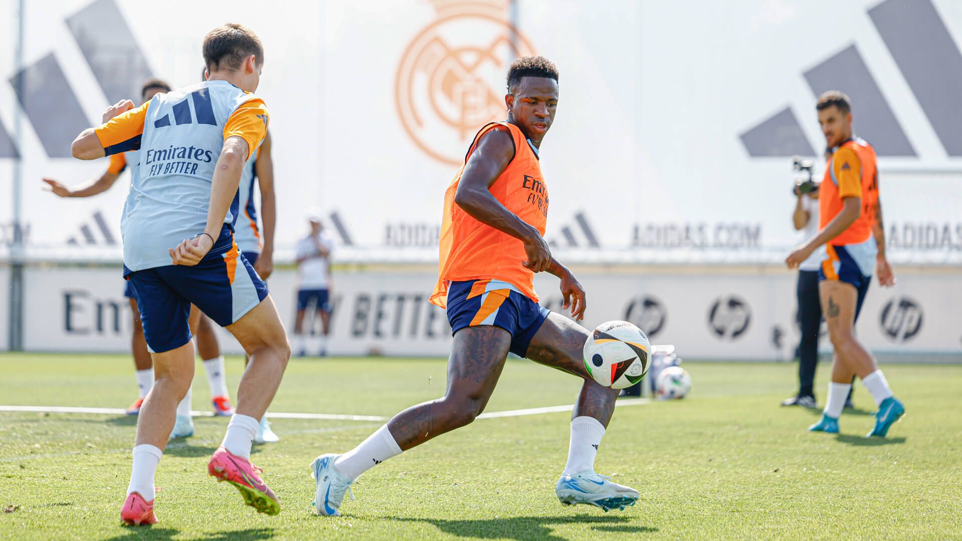  Vinicius y Arda Güler, en el entrenamiento del Real Madrid.