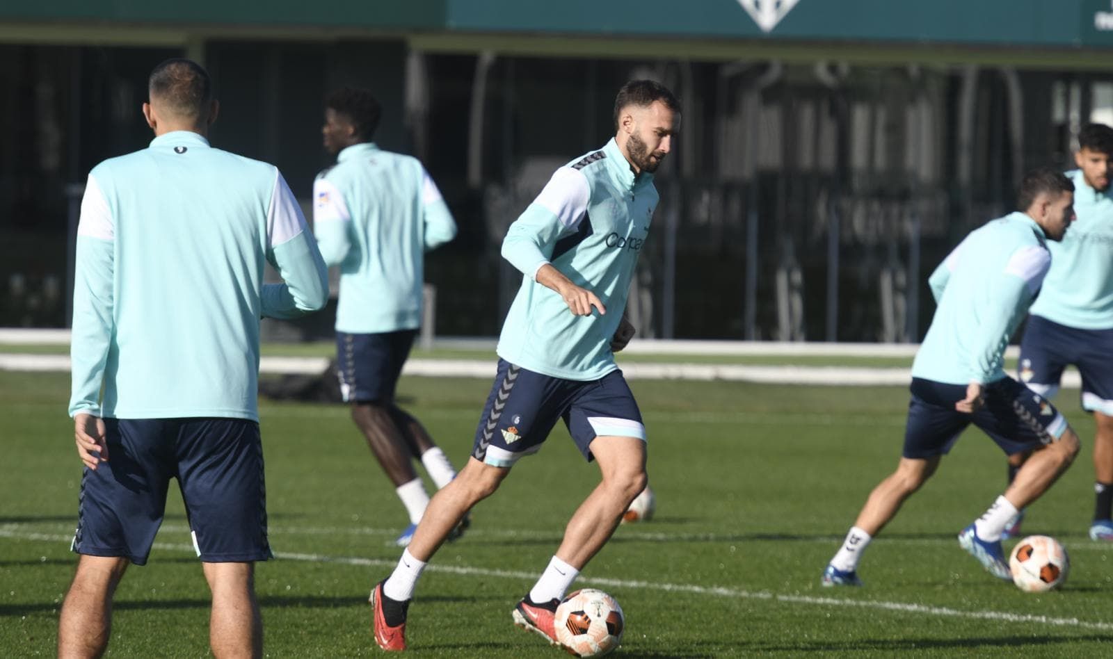  Pezzella, en un entrenamiento del Real Betis.