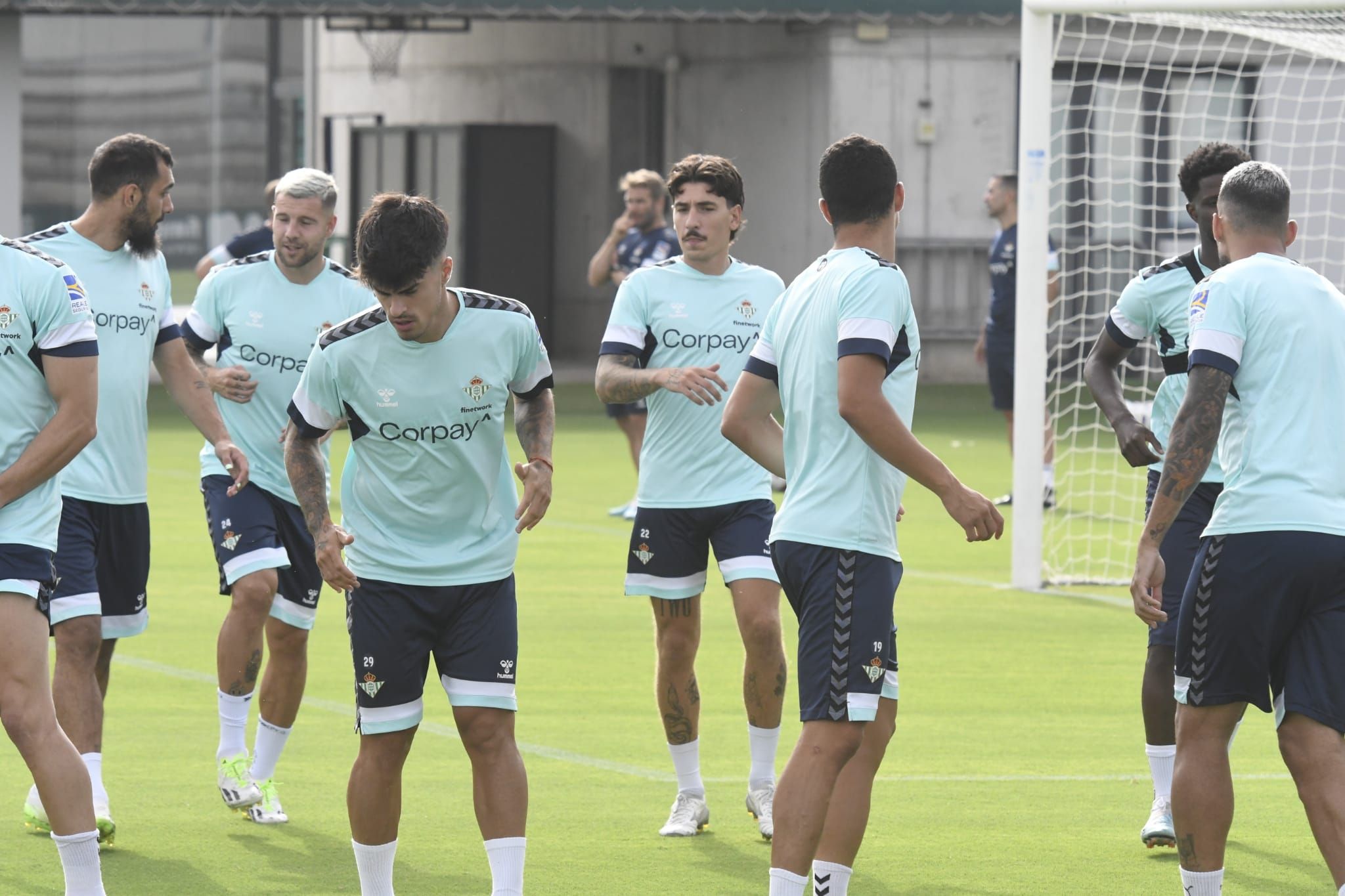  Héctor Bellerín, en su primer entrenamiento de la pretemporada.