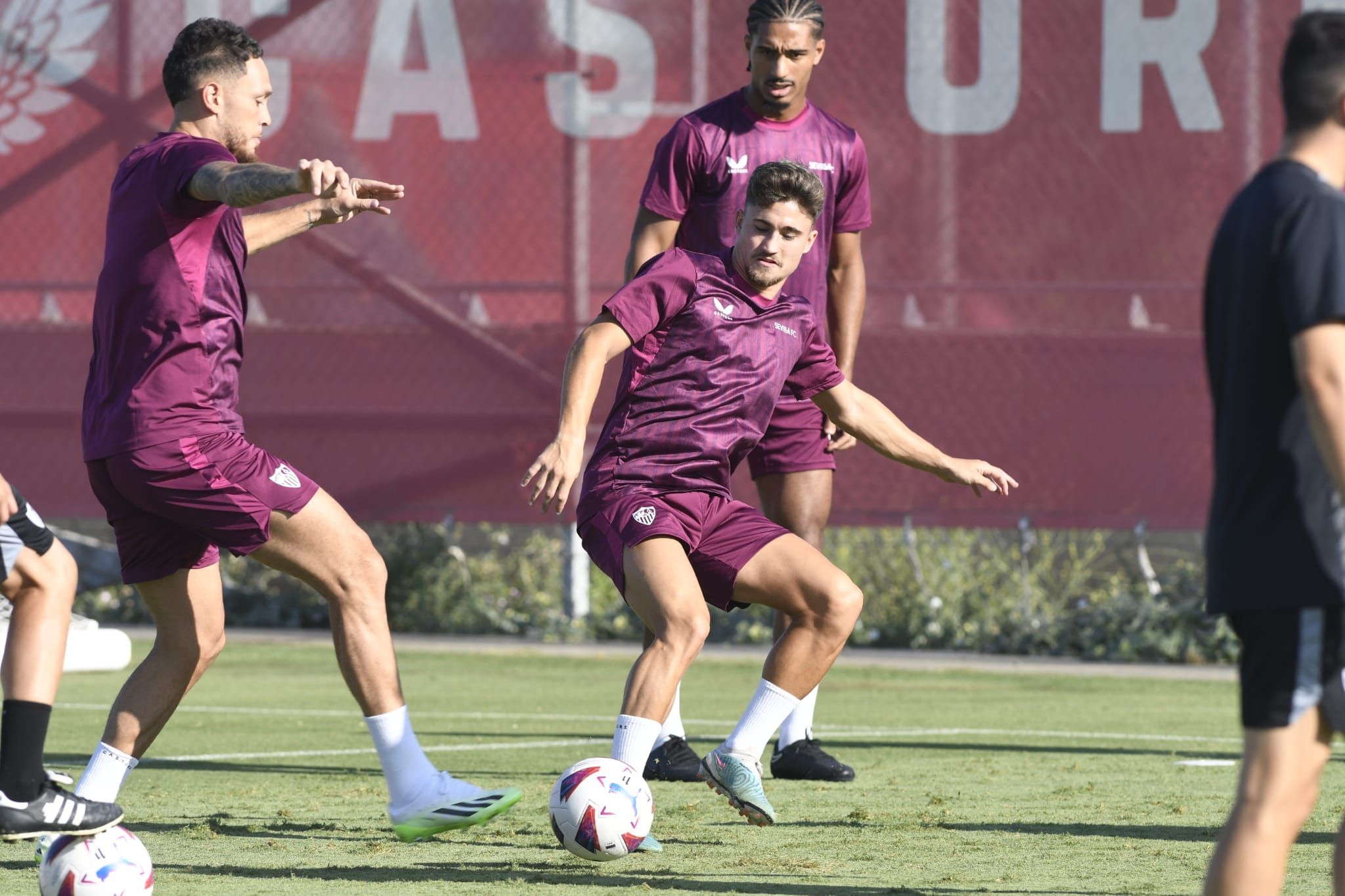  Iván Romero, durante un entrenamiento con el Sevilla.