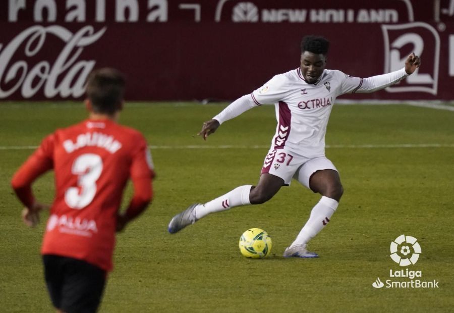 Enzo Boyomo, con el balón (Foto: LaLiga SmartBank).