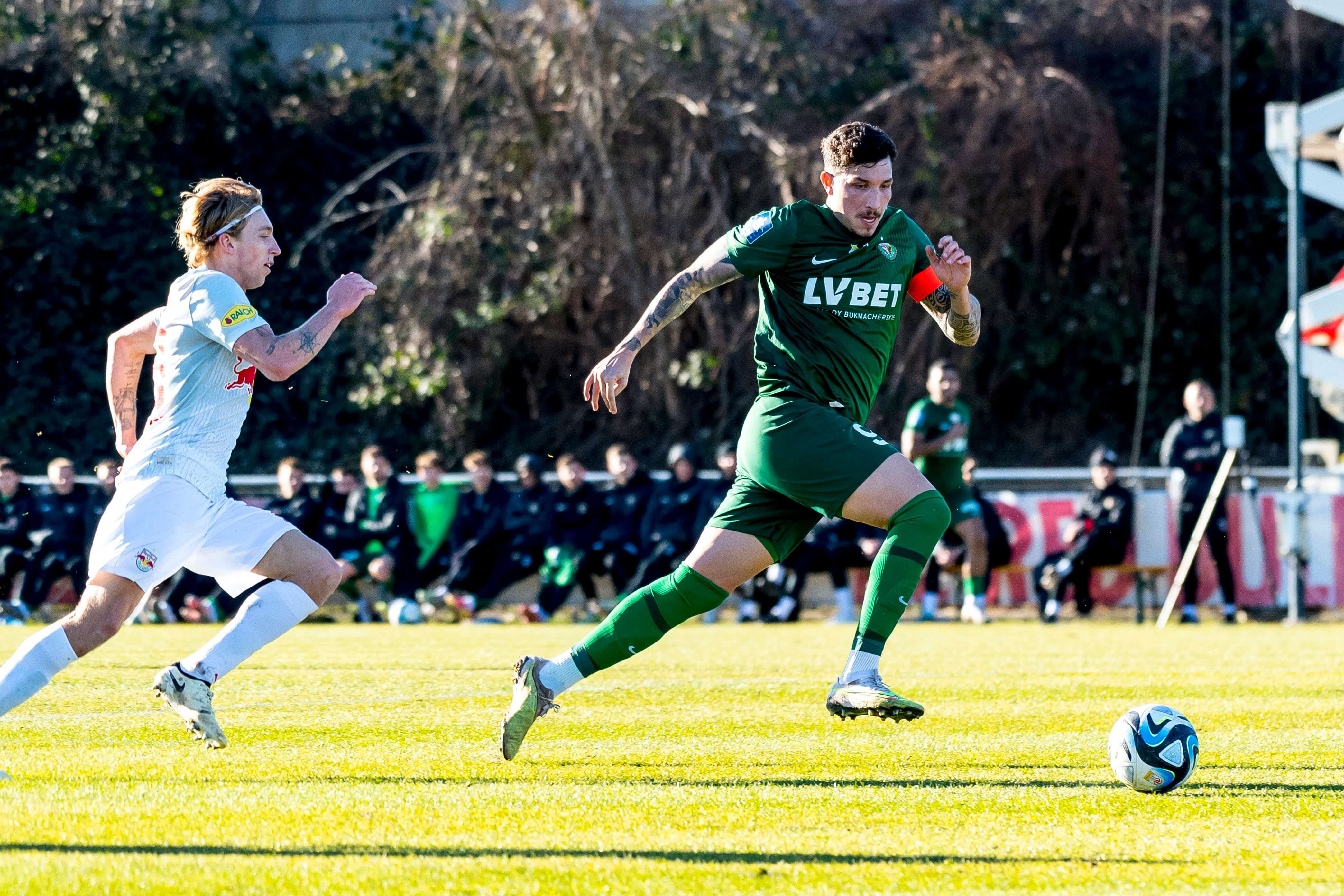  Erik Expósito, durante un partido con el Slask Wroclaw.
