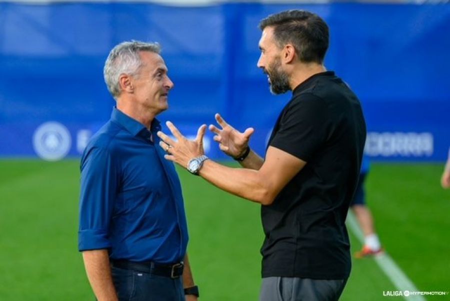  Escribá y Sarabia se saludan antes del Andorra-Real Zaragoza.