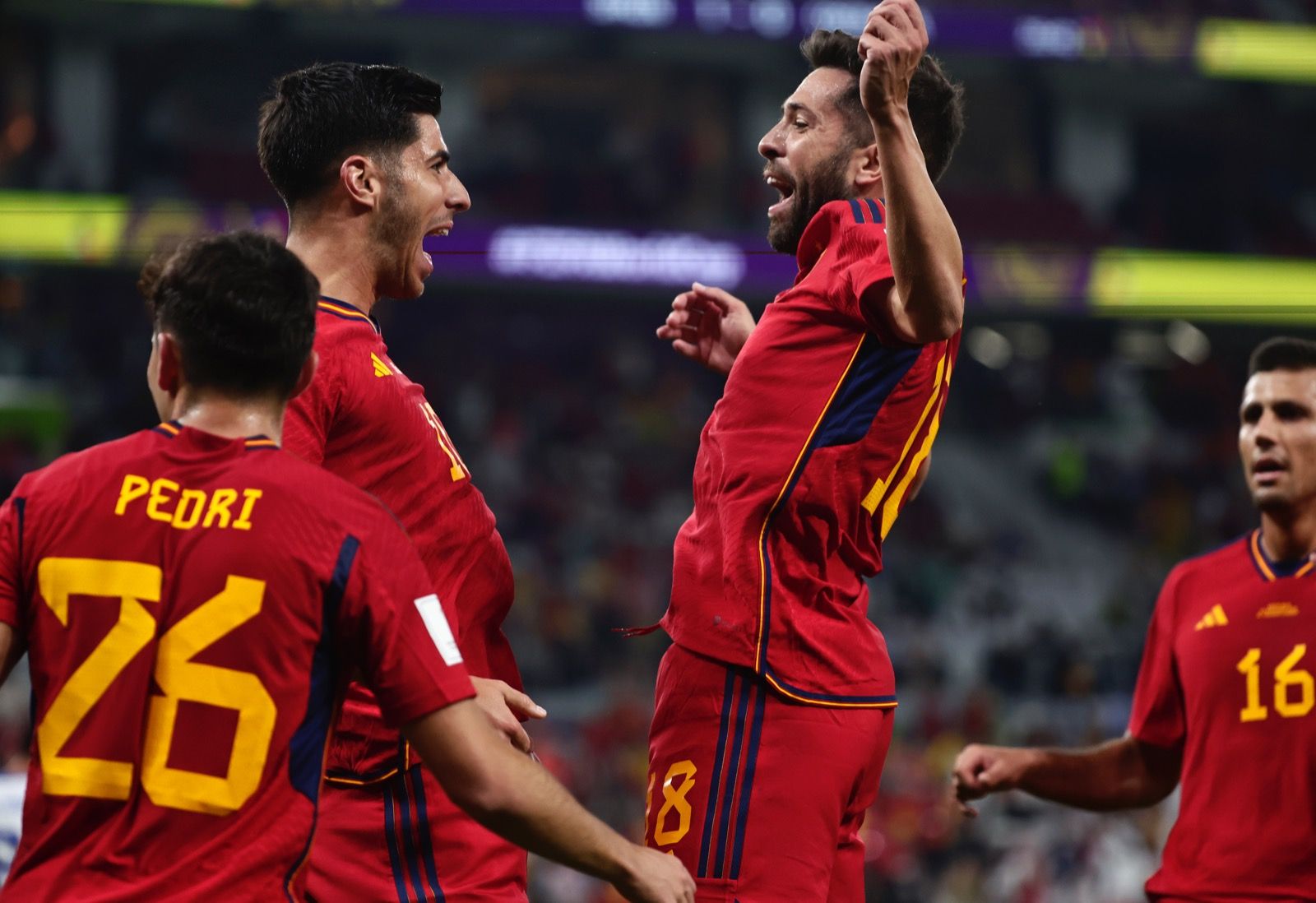 Jordi Alba y Marco Asensio celebran un gol en el España-Costa Rica.