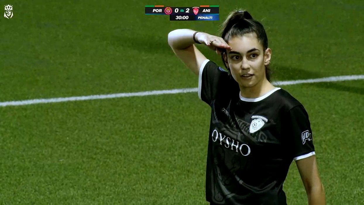 Espe, streamer y presidenta de Aniquiladoras, celebra un gol en la Queens League.