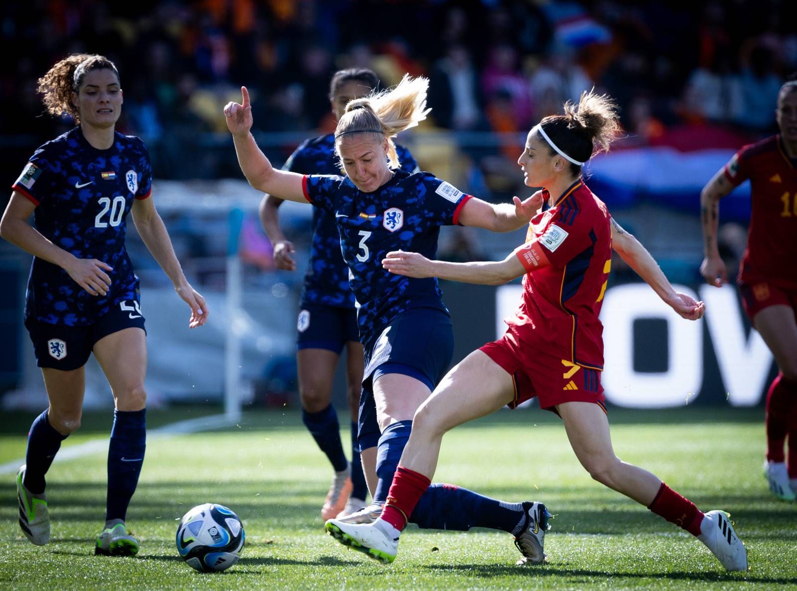 Esther González lucha un balón con Van der Gragt (FOTO: Cordón Press).