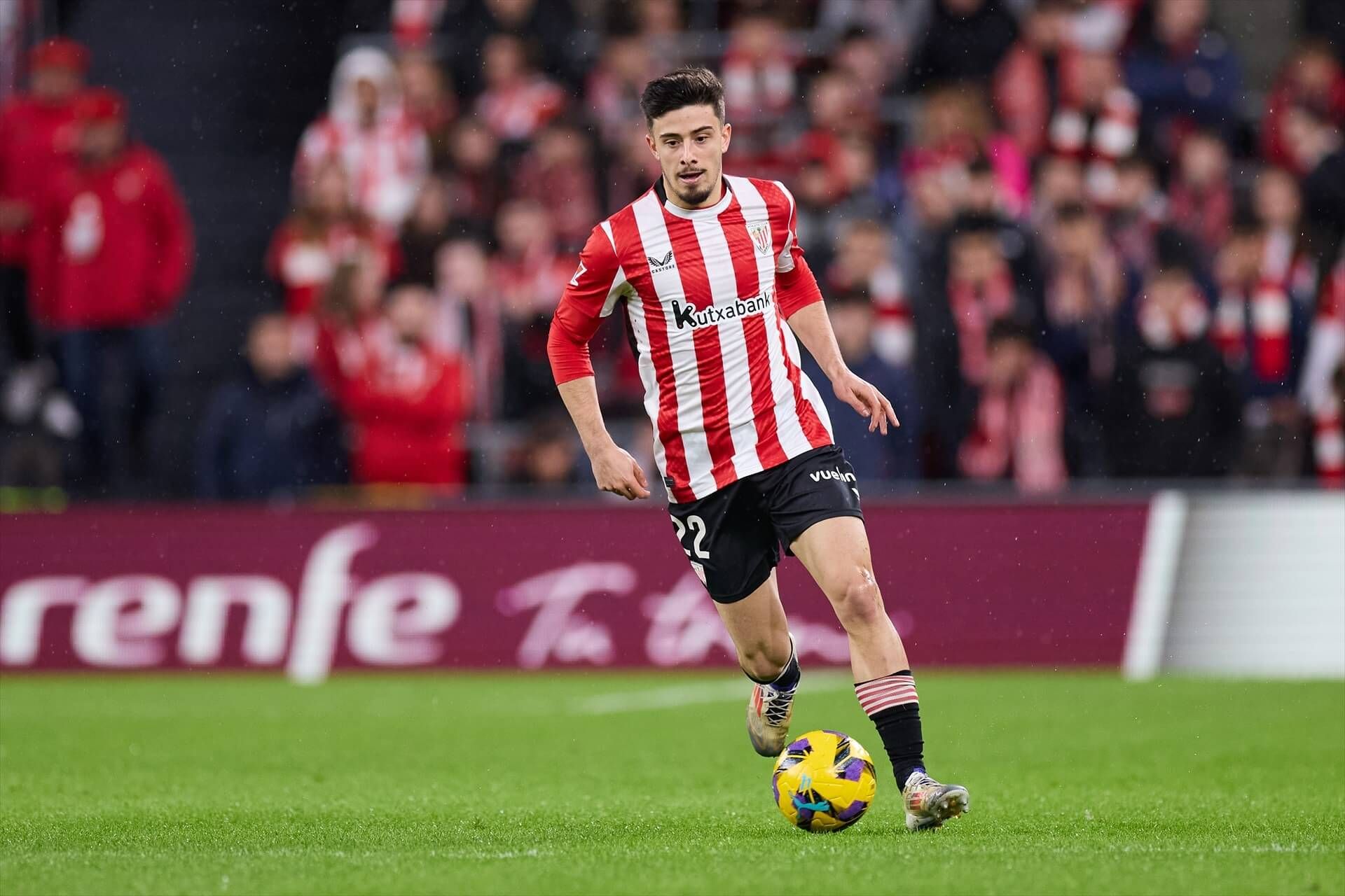  Nico Serrano conduce el balón en el Athletic-Villarreal (FOTO: Europa Press).