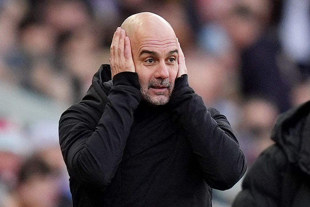 Pep Guardiola se tapa las orejas en un partido del Manchester City (FOTO: Europa Press).