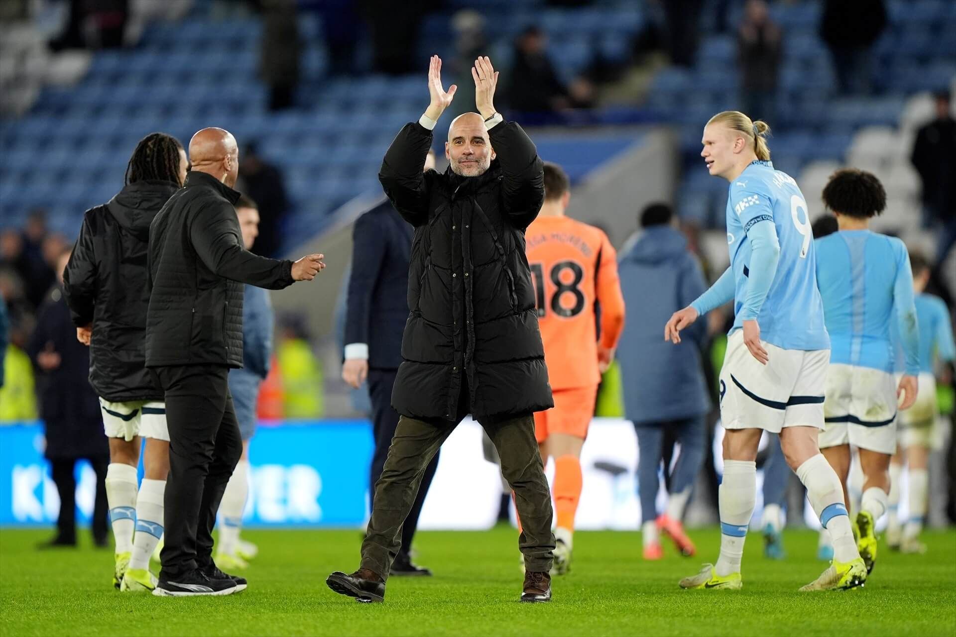 Pep Guardiola aplaude a los aficionados del City (FOTO: Europa Press).