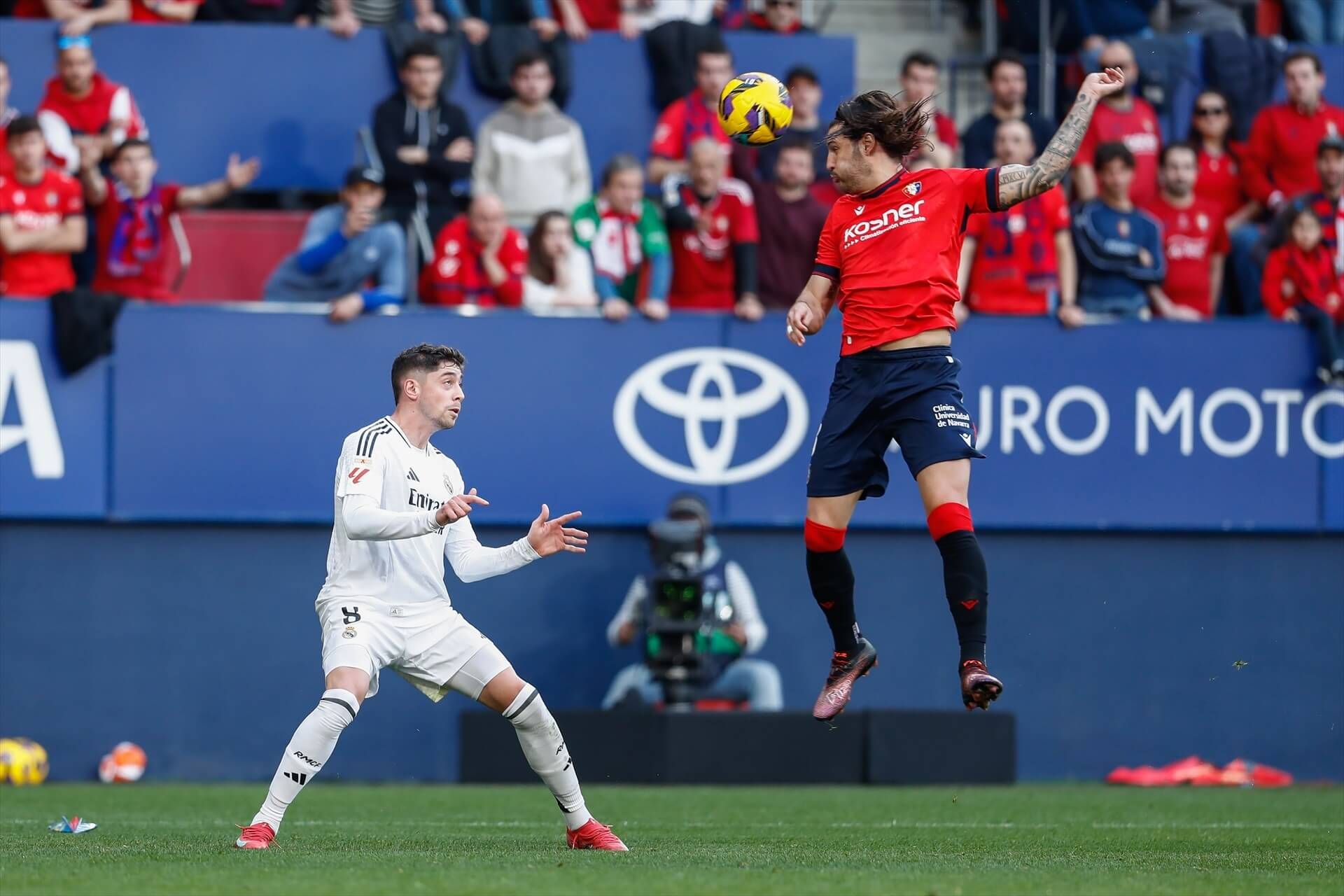  Juan Cruz despejando un balón ante Fede Valverde en el Osasuna-Real Madrid.