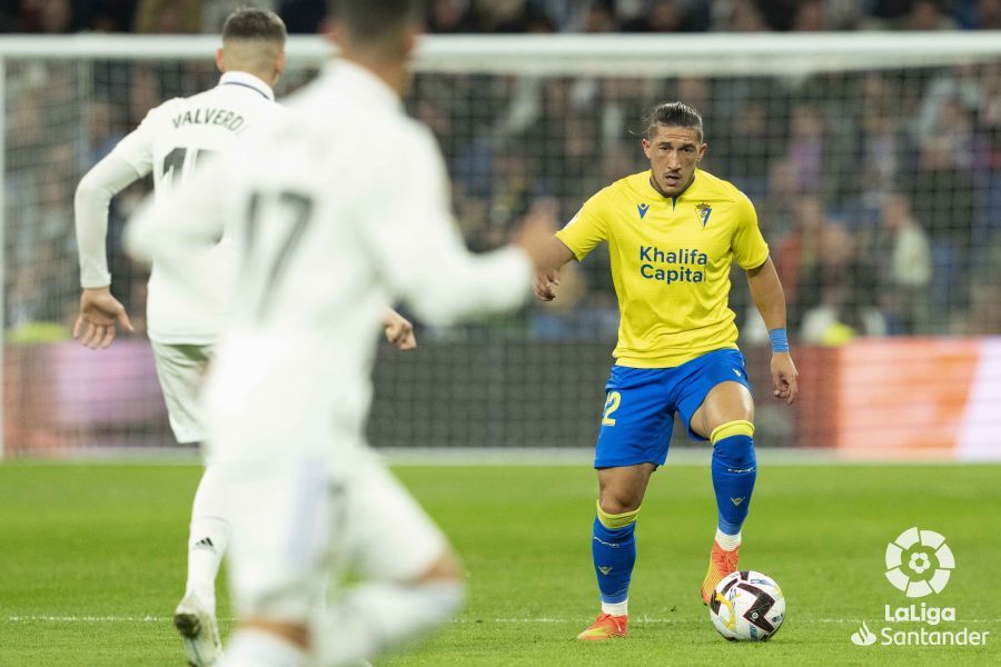 Espino controla el esférico (Foto: LaLiga).