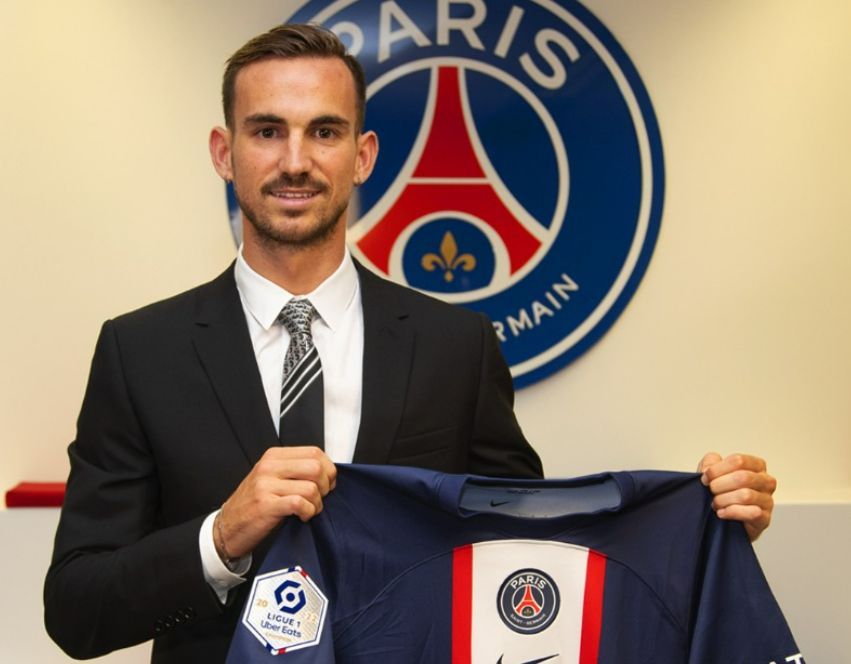 Fabián posa con la camiseta del PSG (FOTO: PSG).
