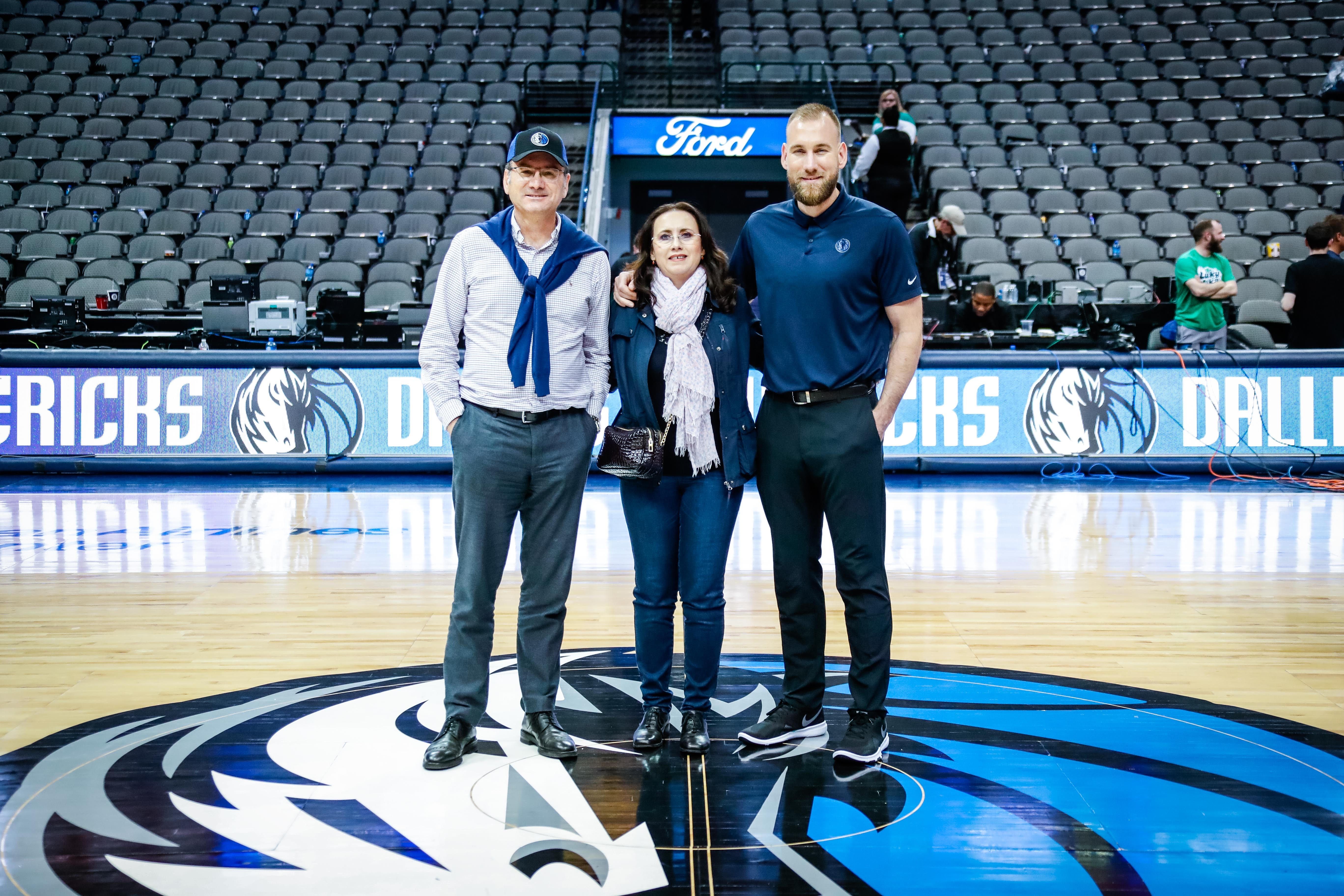  La familia de Manuel Valdivieso posa en el pabellón de los Dallas Mavericks de la NBA.