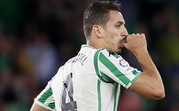  Zou Feddal, en el Betis.